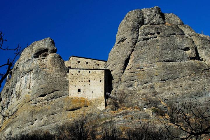 Ha 1000 anni ed è incastonato nella roccia: il castello del mistero che domina questa valle ligure