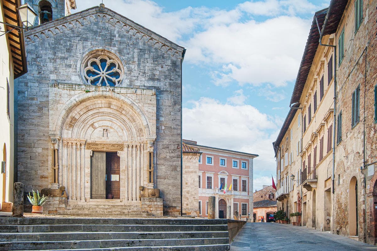 Adagiato tra i cipressi più famosi della Val d'Orcia: il borgo toscano dove vivere un weekend di primavera d'altri tempi