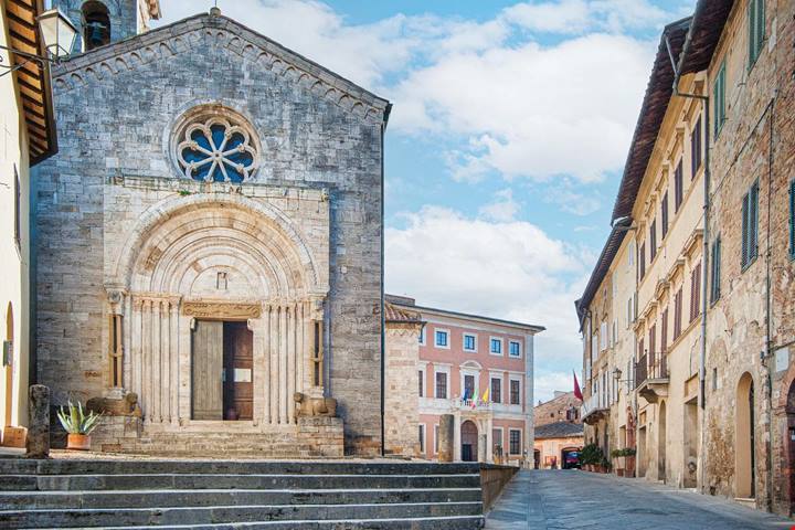 Adagiato tra i cipressi più famosi della Val d'Orcia: il borgo toscano dove vivere un weekend di primavera d'altri tempi