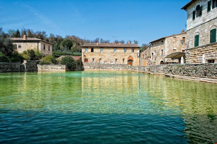 Adagiato tra i cipressi più famosi della Val d'Orcia: il borgo toscano dove vivere un weekend di primavera d'altri tempi