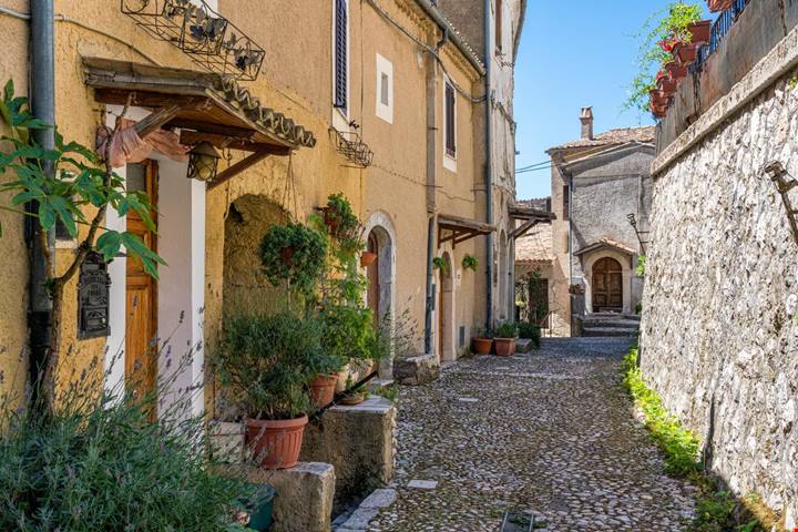 Sembra scolpito dal vento: l'incredibile borgo di pietra sospeso tra le rocce a un passo dall'Abruzzo