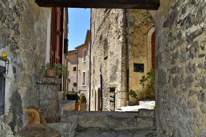 Sembra scolpito dal vento: l'incredibile borgo di pietra sospeso tra le rocce a un passo dall'Abruzzo