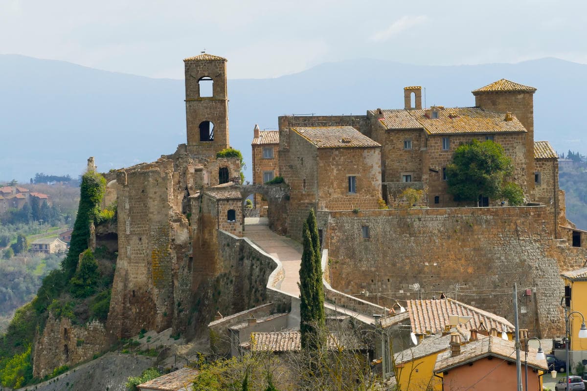 Il gigante di pietra che sfida il tempo: l'antico borgo fantasma vicino a un celebre lago del Lazio