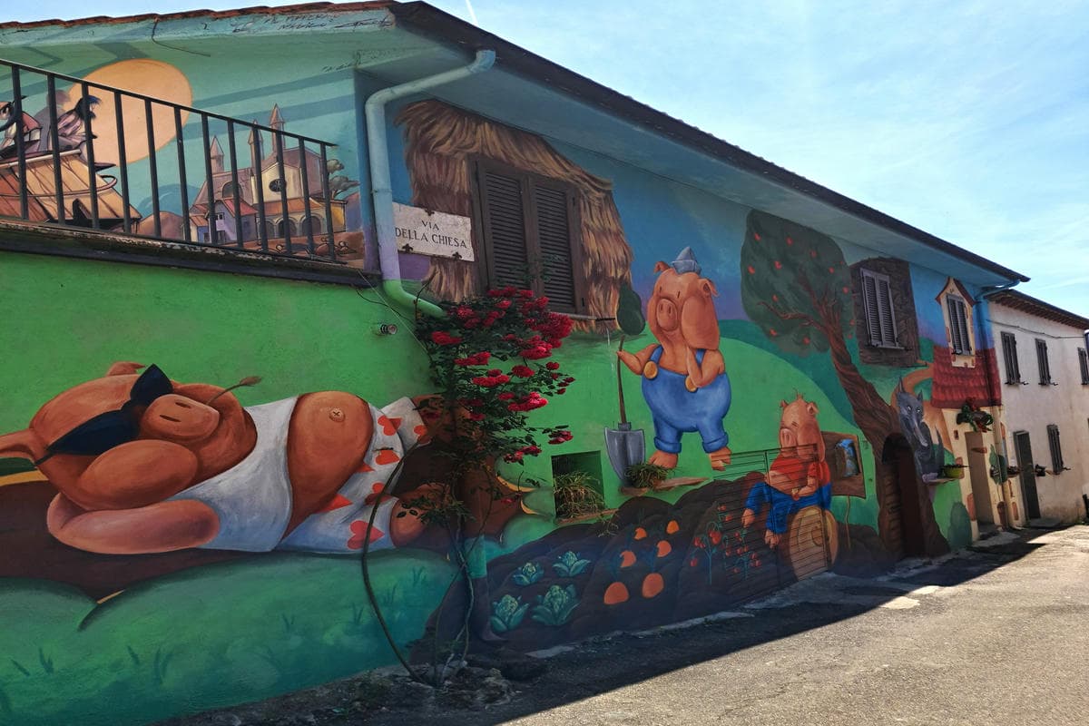 Oltre 90 opere d'arte sui muri: il borgo delle fiabe a due passi da Roma dove ogni vicolo racconta un sogno