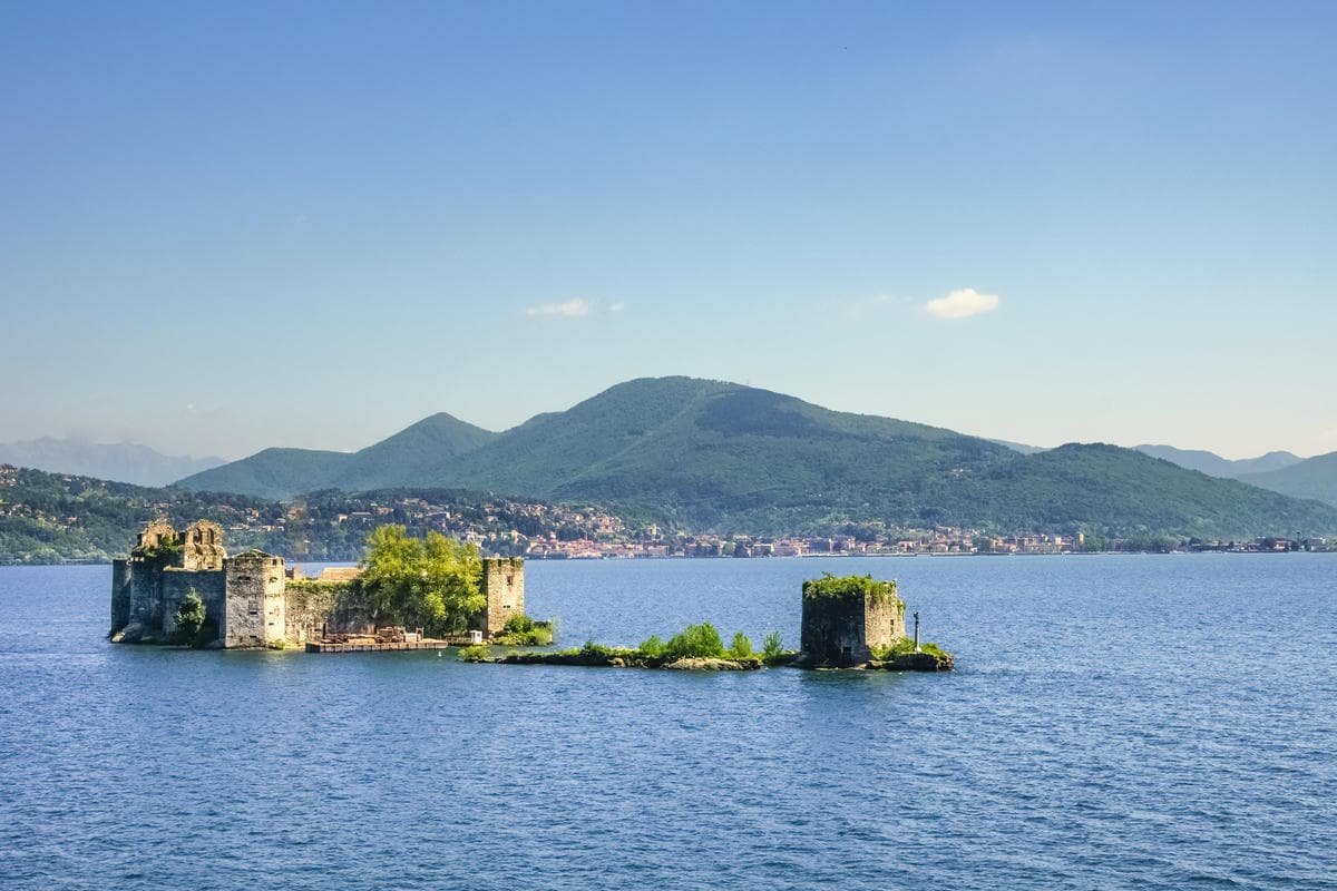 Sembra la Scozia ma siamo proprio in Italia: le rocche medievali che galleggiano sull'acqua sono un sogno