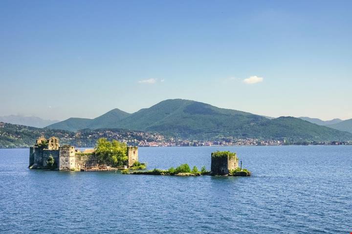 Sembra la Scozia ma siamo proprio in Italia: le rocche medievali che galleggiano sull'acqua sono un sogno