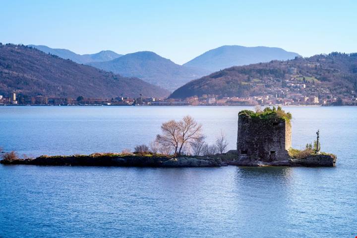 Sembra la Scozia ma siamo proprio in Italia: le rocche medievali che galleggiano sull'acqua sono un sogno