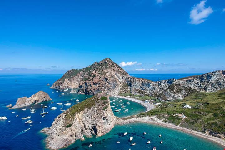 L'isola dei pirati a un'ora da Roma: un gioiello leggendario circondato da acque cristalline e miti antichi