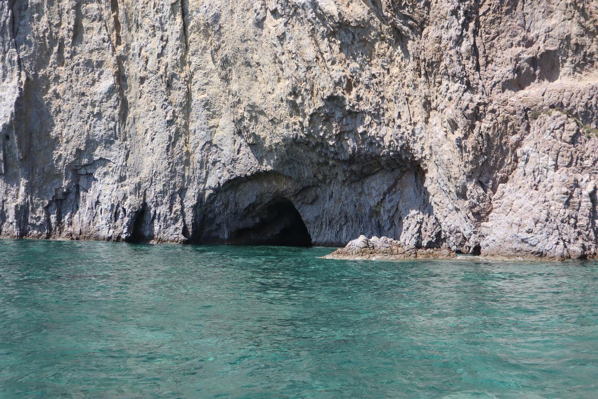 L'isola dei pirati a un'ora da Roma: un gioiello leggendario circondato da acque cristalline e miti antichi