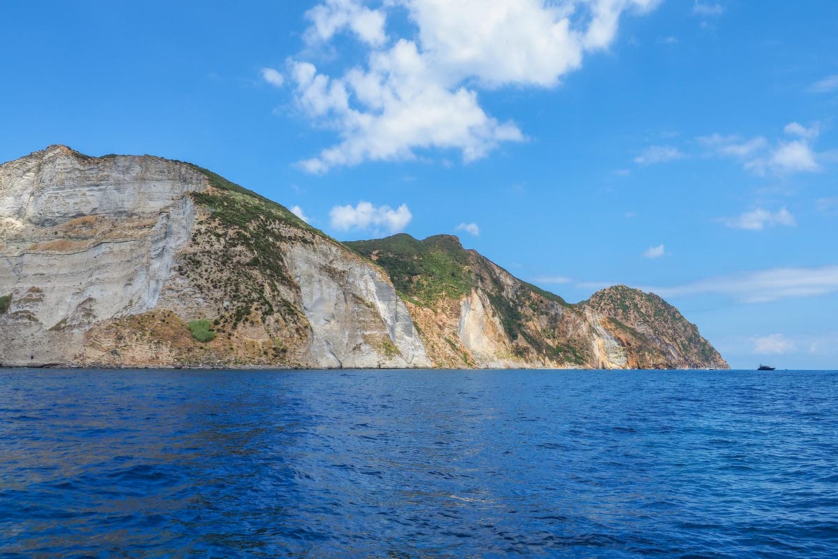 L'isola dei pirati a un'ora da Roma: un gioiello leggendario circondato da acque cristalline e miti antichi