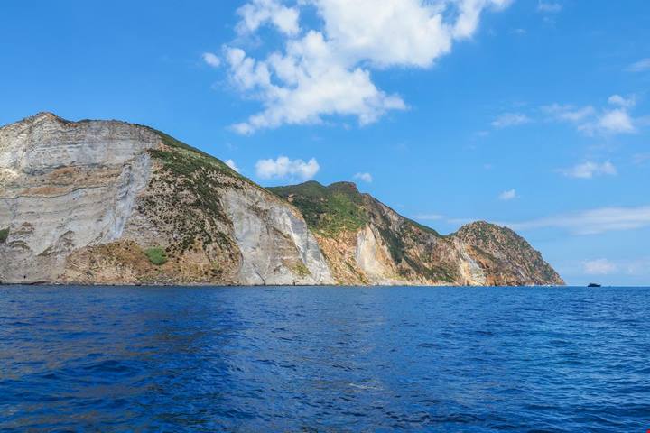 L'isola dei pirati a un'ora da Roma: un gioiello leggendario circondato da acque cristalline e miti antichi
