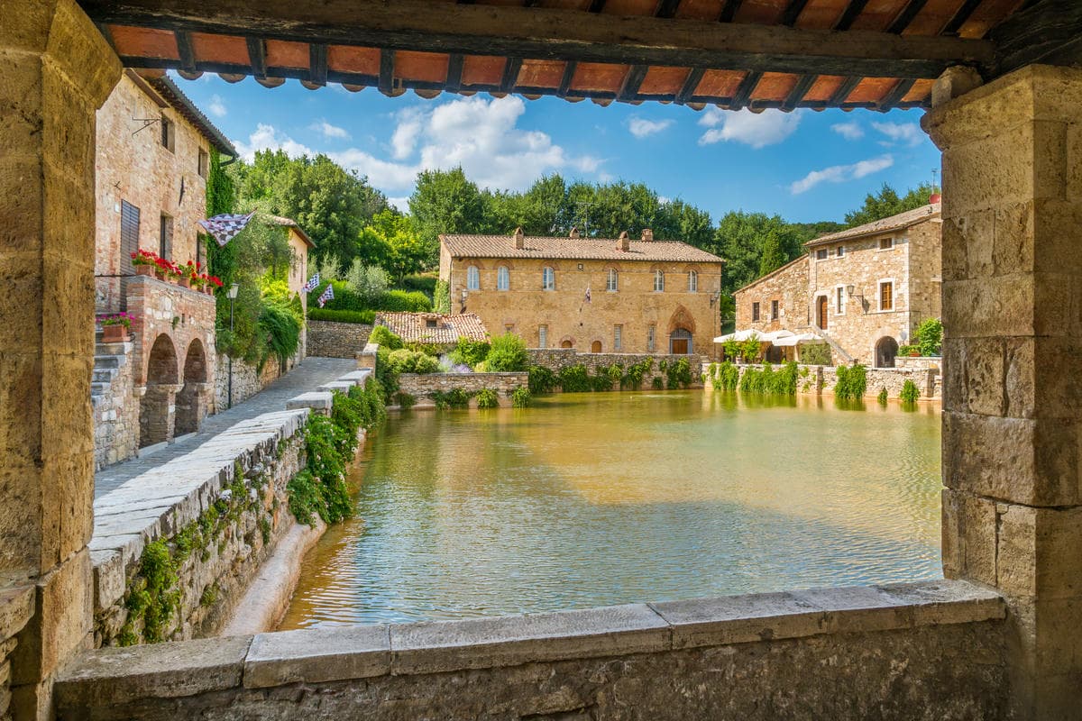 In questo borgo la piazza principale è una vasca termale: un luogo unico al mondo nascosto in Toscana