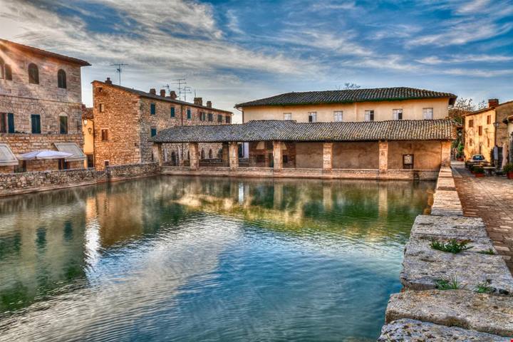 In questo borgo la piazza principale è una vasca termale: un luogo unico al mondo nascosto in Toscana