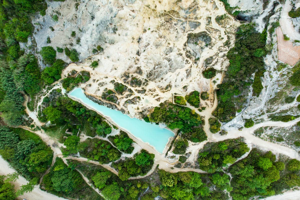 In questo borgo la piazza principale è una vasca termale: un luogo unico al mondo nascosto in Toscana