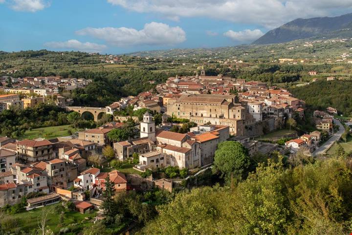 La chiamano la perla del Sannio: la città sospesa nel vuoto che è tra le più spettacolari di tutto il Sud