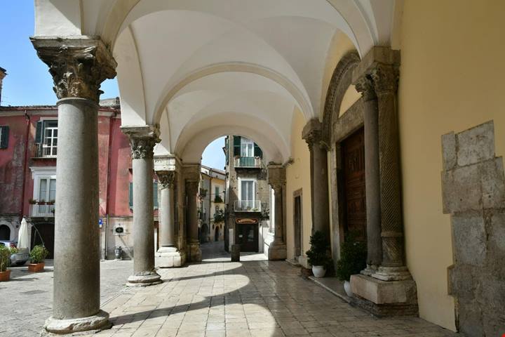 La chiamano la perla del Sannio: la città sospesa nel vuoto che è tra le più spettacolari di tutto il Sud