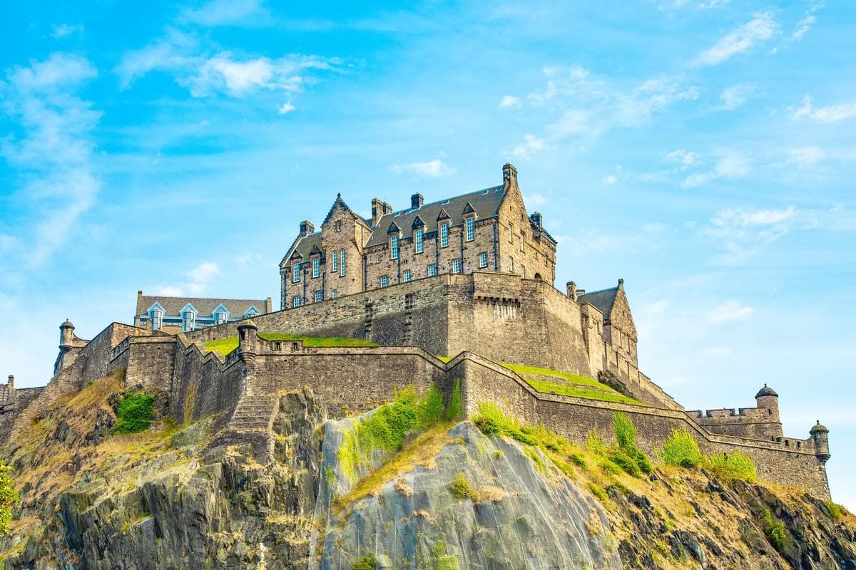 È il castello che ha ispirato la saga di Harry Potter: qui rivivrai le atmosfere di Hogwarts 