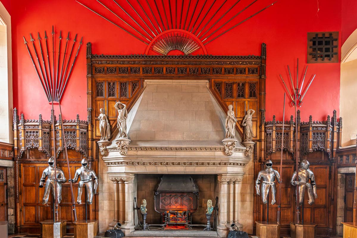 È il castello che ha ispirato la saga di Harry Potter: qui rivivrai le atmosfere di Hogwarts 