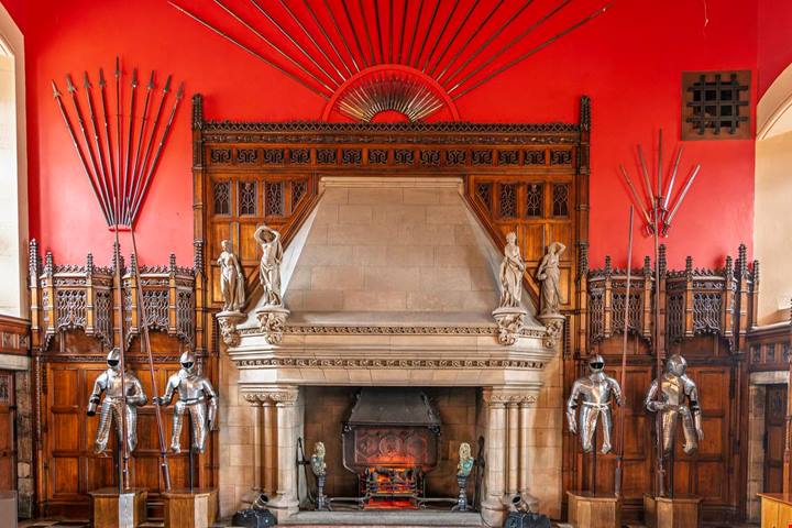 È il castello che ha ispirato la saga di Harry Potter: qui rivivrai le atmosfere di Hogwarts
