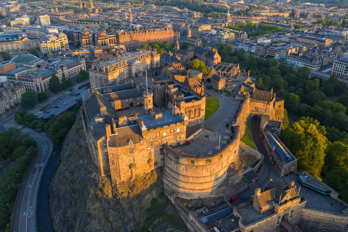 È il castello che ha ispirato la saga di Harry Potter: qui rivivrai le atmosfere di Hogwarts 