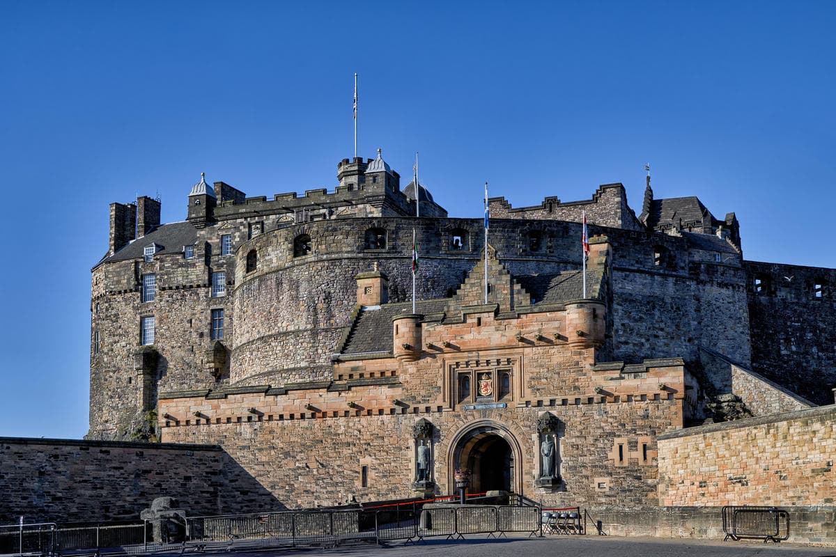 È il castello che ha ispirato la saga di Harry Potter: qui rivivrai le atmosfere di Hogwarts 