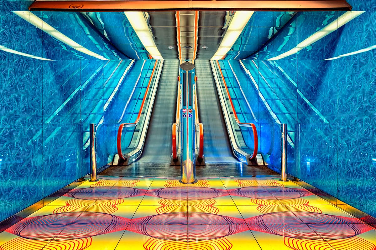 Sembra un museo d'arte moderna ma è una stazione della metropolitana: il tesoro sotterraneo che tutto il mondo ci invidia