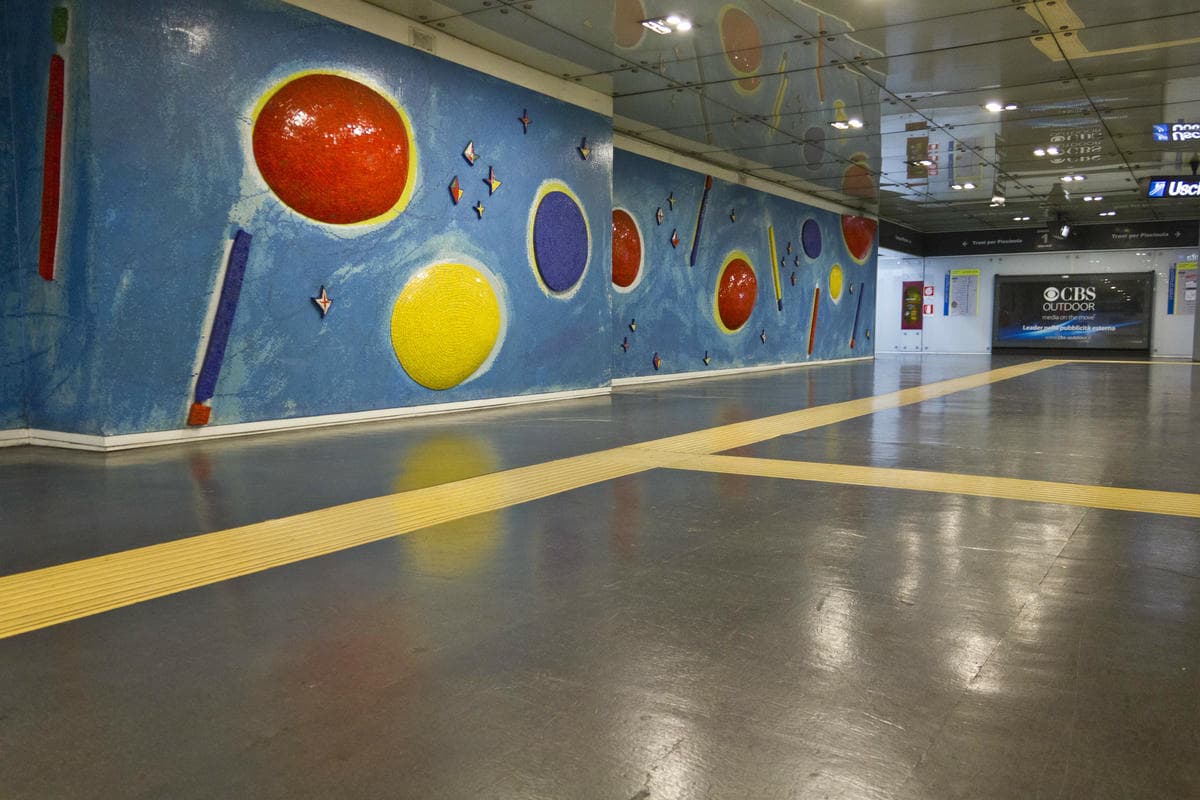 Sembra un museo d'arte moderna ma è una stazione della metropolitana: il tesoro sotterraneo che tutto il mondo ci invidia