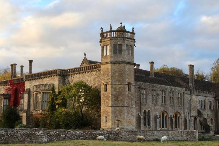 Dal set di Harry Potter a Orgoglio e Pregiudizio: il borgo inglese congelato nel tempo dove ogni vicolo è un film