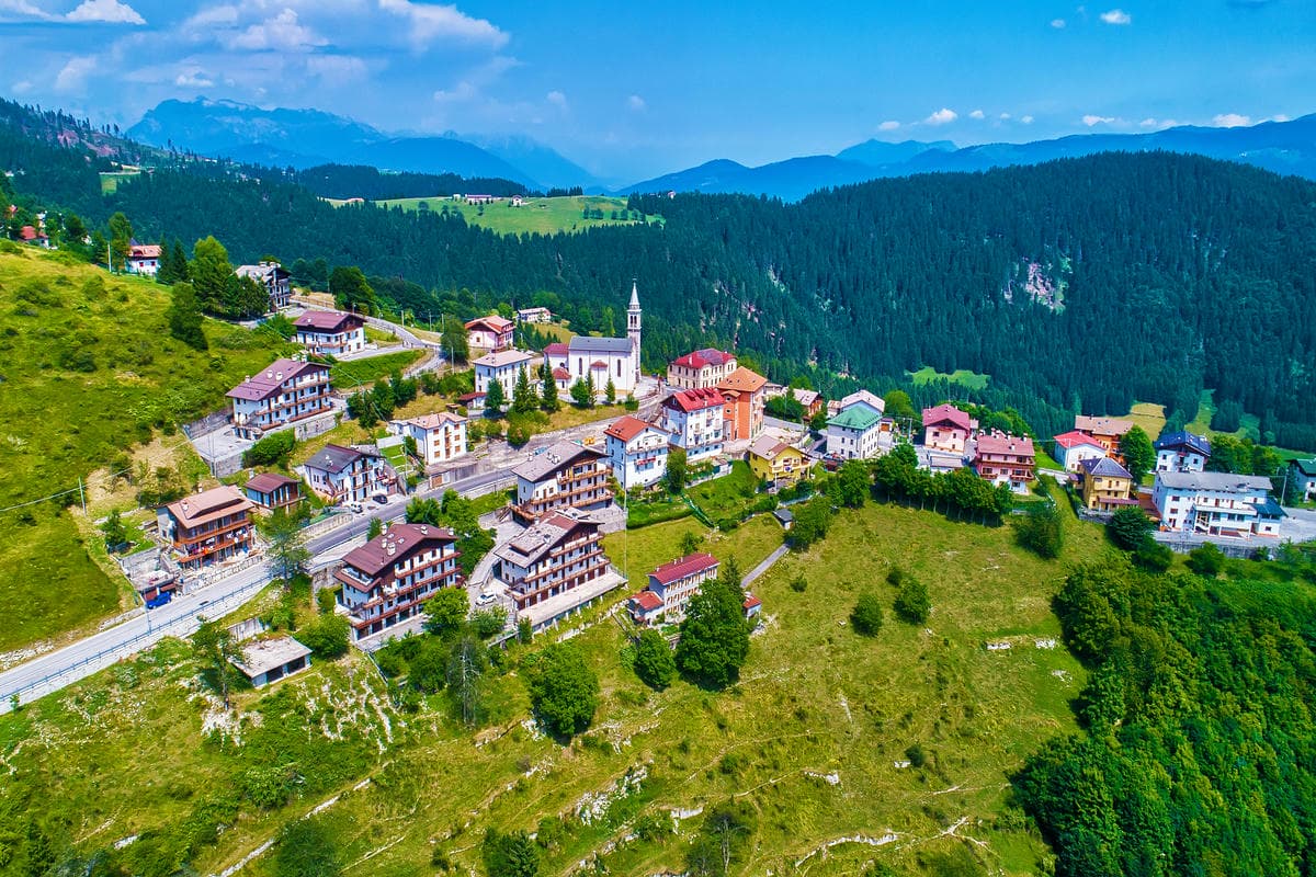 La conosci per il suo formaggio ma la sua architettura è da sogno: la città del Veneto che sembra un quadro alpino