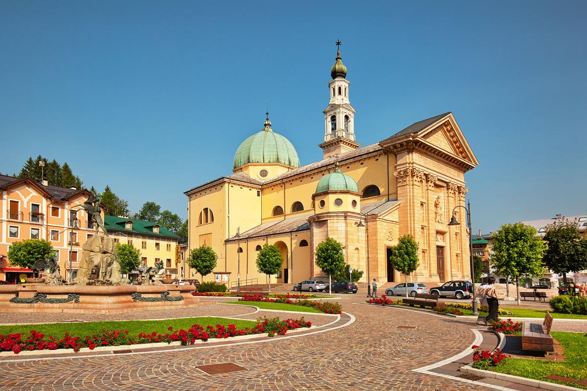 La conosci per il suo formaggio ma la sua architettura è da sogno: la città del Veneto che sembra un quadro alpino