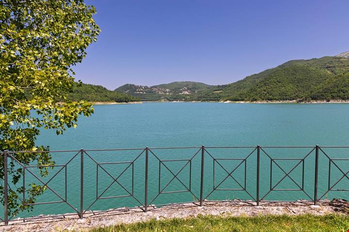 Affacciata sulle acque del lago c'è la piccola Svizzera del Lazio: la perla del lago del Turano è il paradiso dove vivono meno di 400 persone