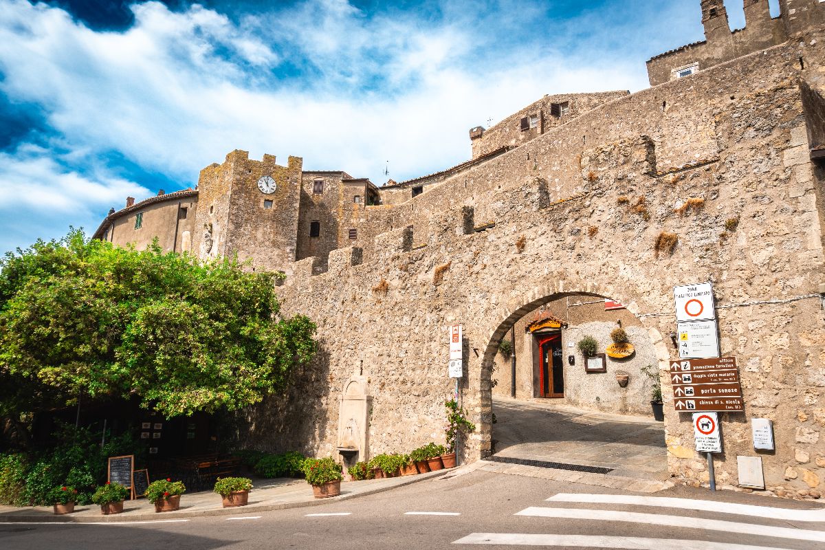 La piccola Atene della Toscana è il borgo sospeso sui colli che tocca il mare con un dito