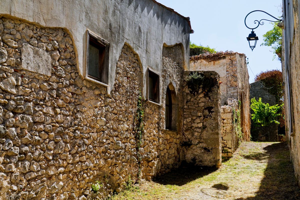 Domina la Valle del Comino da secoli: il castello medievale nel cuore del Lazio che nasconde un mistero inquietante