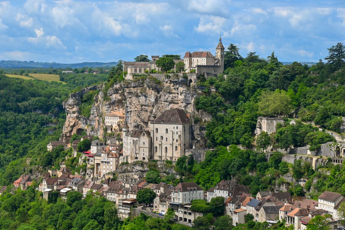 Appesa a un precipizio e sospesa nel tempo: la città segreta d'Europa dove la storia e la roccia diventano una cosa sola