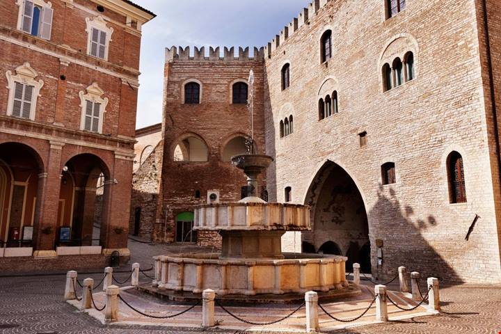 Ha inventato l'oggetto che usiamo ogni giorno: nel cuore delle Marche c'è una città che ha riscritto la storia