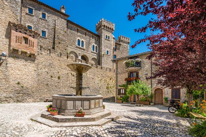 Il nido dell'aquila a meno di due ore da Roma: è il borgo delle montagne che guarda dall'alto laghi e vallate