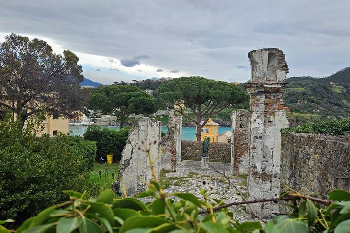 Nel Golfo del Tigullio, una cittadina marittima sospesa tra flutti e montagne promuove l’Italia nel Mondo