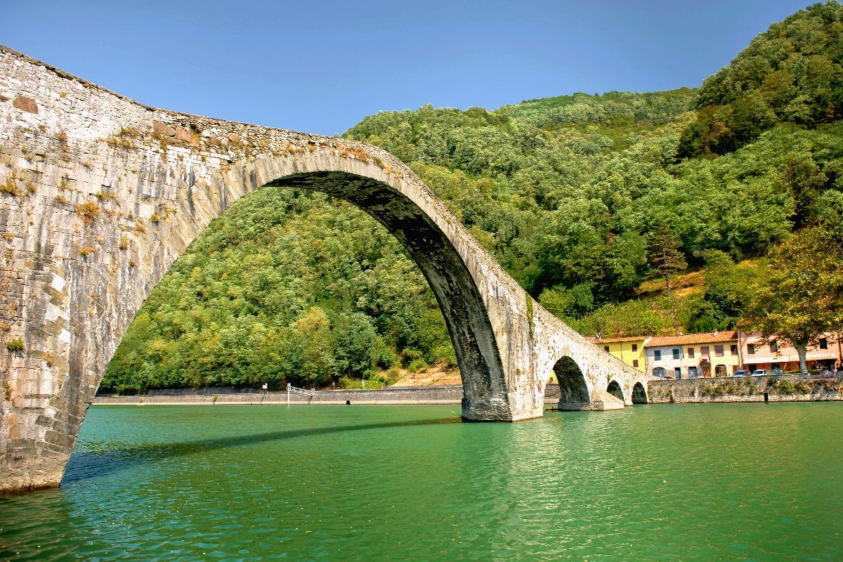 La leggenda del ponte costruito in una sola notte: il capolavoro di pietra della Toscana che nasconde un patto oscuro
