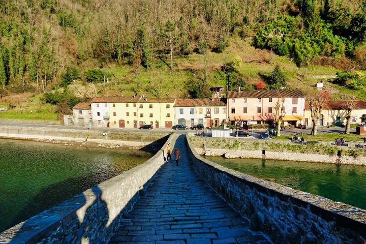 La leggenda del ponte costruito in una sola notte: il capolavoro di pietra della Toscana che nasconde un patto oscuro