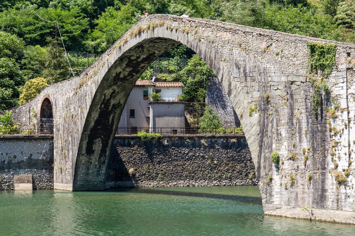 La leggenda del ponte costruito in una sola notte: il capolavoro di pietra della Toscana che nasconde un patto oscuro
