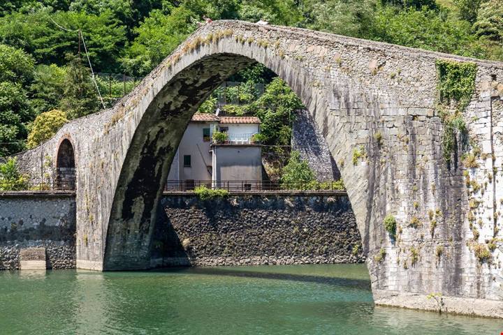 La leggenda del ponte costruito in una sola notte: il capolavoro di pietra della Toscana che nasconde un patto oscuro