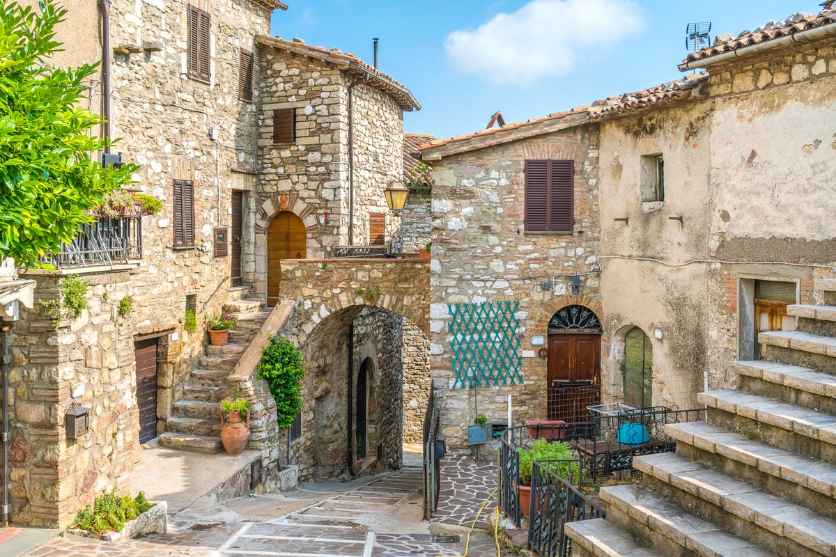 L'anello magico dei 90 chilometri nel cuore dell'Umbria: un viaggio a piedi tra borghi fantasma e boschi incontaminati