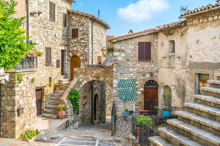 L'anello magico dei 90 chilometri nel cuore dell'Umbria: un viaggio a piedi tra borghi fantasma e boschi incontaminati