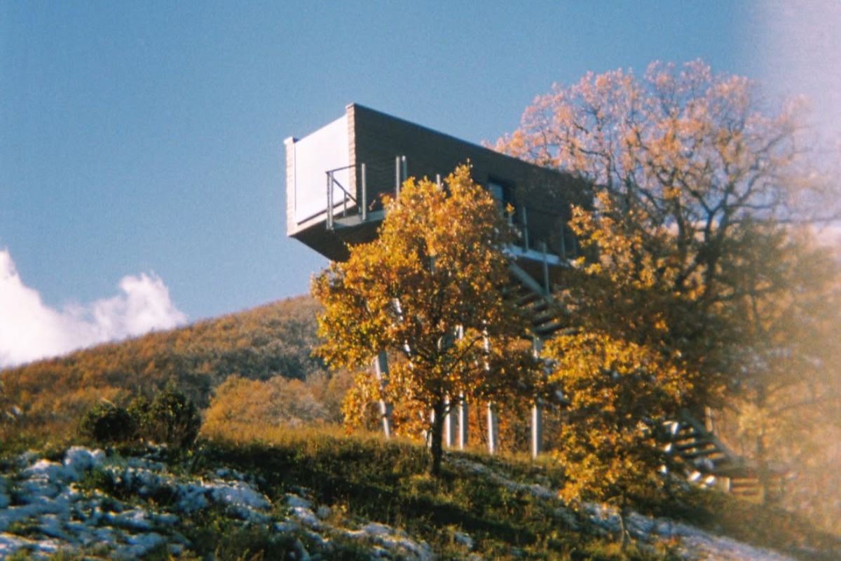 Un rifugio di lusso nel verde dell'Umbria: questa casa sull'albero è l'emblema di un nuovo modo di viaggiare