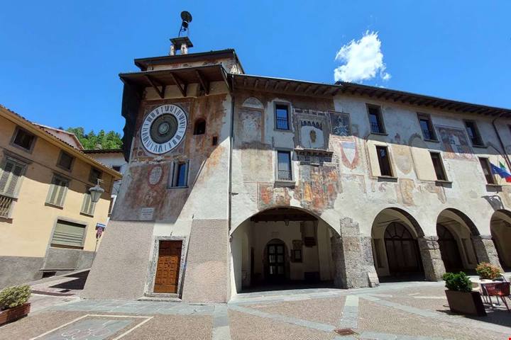 L'ultimo principe d'Italia vive qui: è lo straordinario castello che domina il borgo tra le montagne della Lombardia