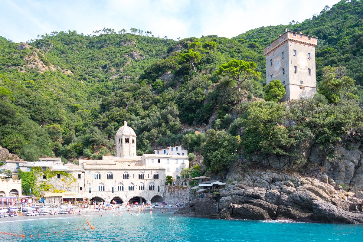 Un monastero dell'anno Mille protetto dalle acque del mare: in Liguria c'è una delle abbazie più belle d'Italia