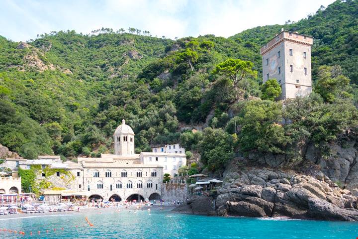 Un monastero dell'anno Mille protetto dalle acque del mare: in Liguria c'è una delle abbazie più belle d'Italia