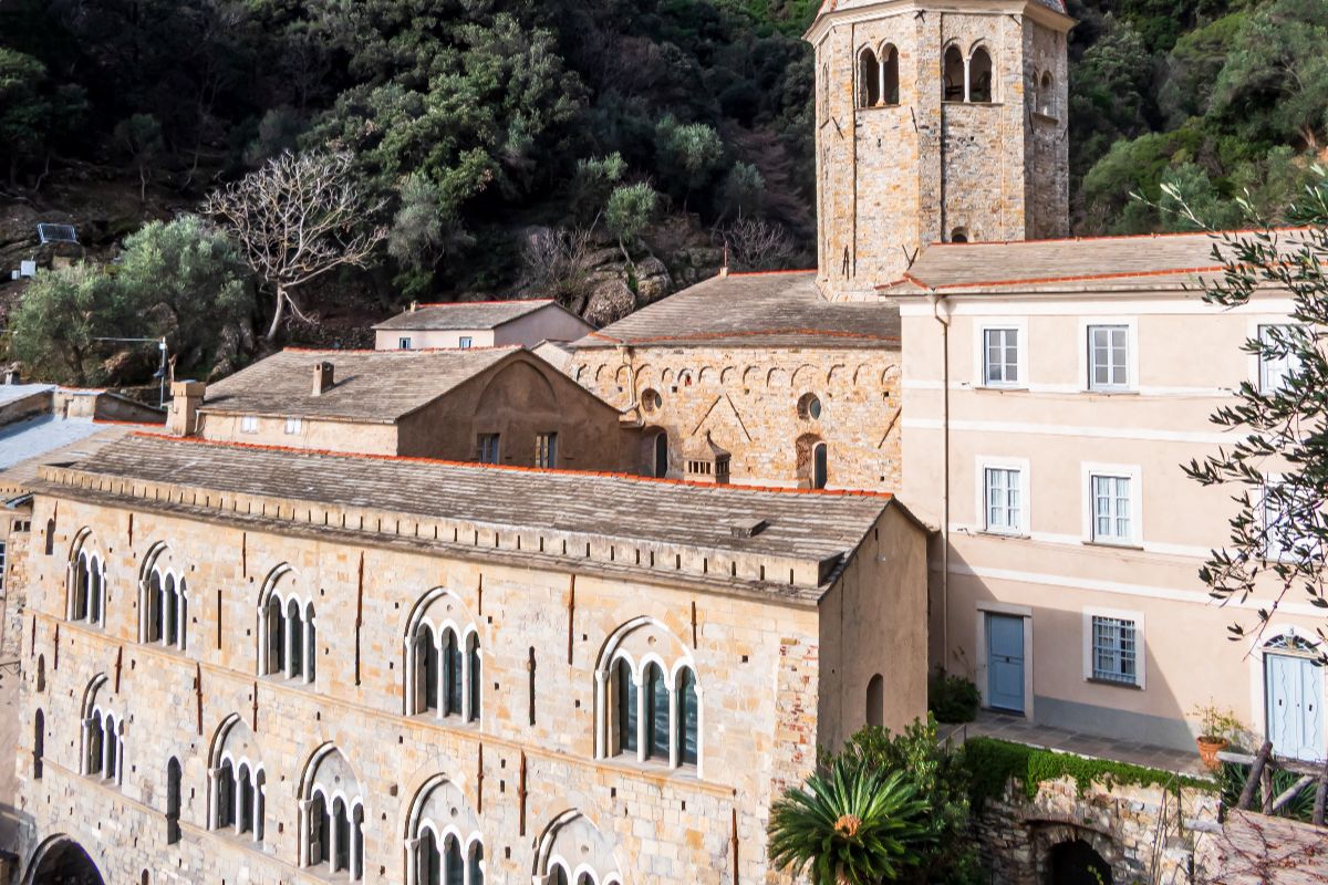 Un monastero dell'anno Mille protetto dalle acque del mare: in Liguria c'è una delle abbazie più belle d'Italia