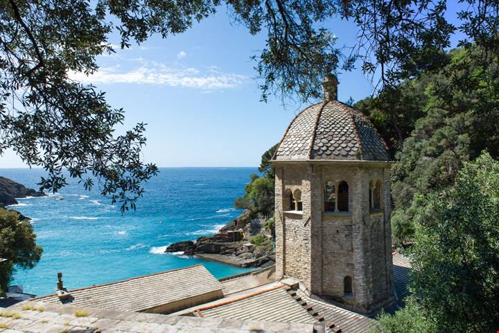 Un monastero dell'anno Mille protetto dalle acque del mare: in Liguria c'è una delle abbazie più belle d'Italia