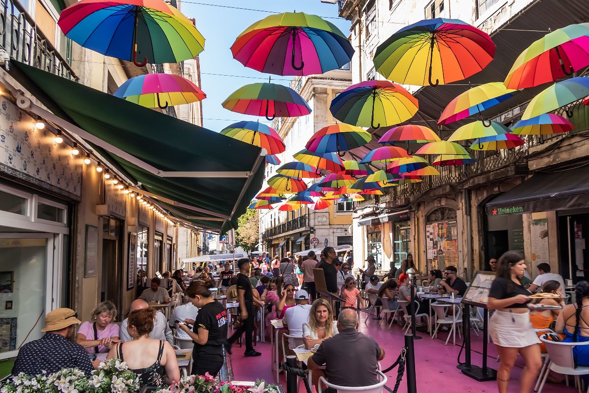 Sembra un set cinematografico ma esiste davvero: in Portogallo c'è la strada rosa che ha salvato un intero quartiere 